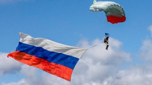 Спецназ Росгвардии совершил парашютное десантирование с российским флагом в честь Дня России
