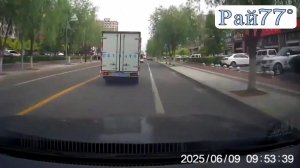 Дерево прервало неуправляемый заезд легковушки в Китае