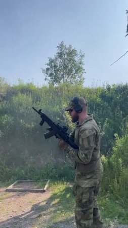 Трофейный укороченный АК-12К с коллиматорным прицелом 1П87 в руках украинских солдат.  Военный О...