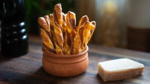 Сырные косички из слоёного теста – хрустящая закуска с пармезаном