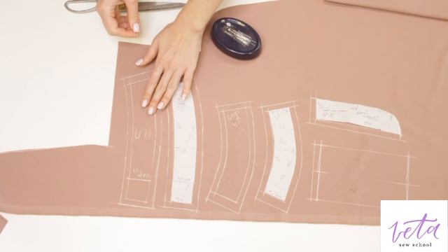 Вырезаем детали брюк на ткани