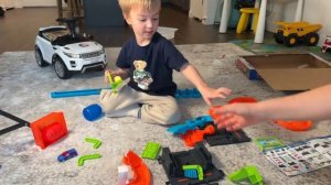 Тео играет в новый набор Hot Wheels City Mega Tower Car Wash - Хот Вилс