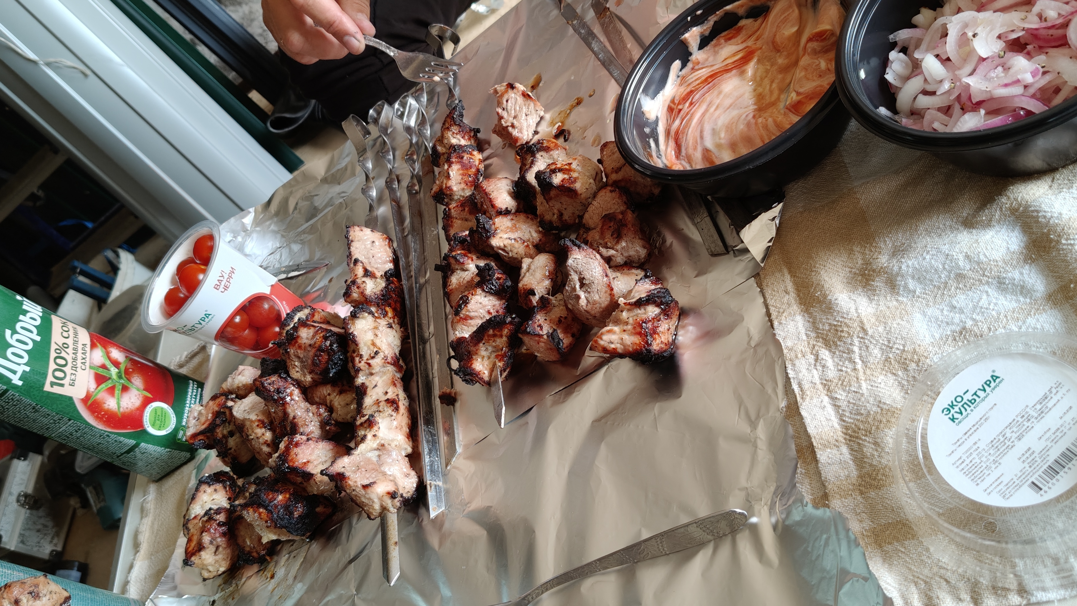 Всех с праздником 🇷🇺) Замачиваем мясо на шашлык) А у нас весело и вкусно) Ужин в гараже)