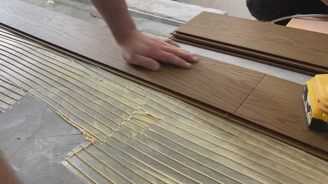Как уложить ламинат на клей, пошаговая инструкция смотреть онлайн