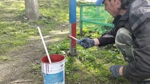 Покрасил бельевую площадку в цвета Российского триколора