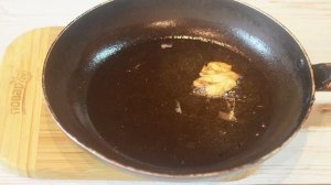 Жареные яйца в томатном соусе с тостами