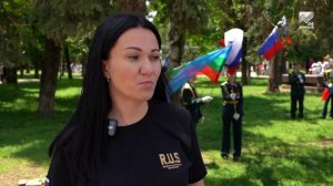 Школьники и студенты КЧР развернули огромный российский триколор на центральной площади Черкесска