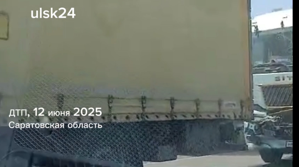 ДТП 12 июня 2025. Саратовская область, Вольский район. Большегруз Sitrak врезался в грузовик Volvo.