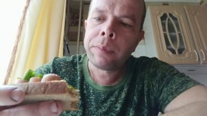 сделал бутер с сырным соусом сосиской и зеленым луком