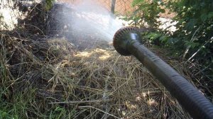 Орошение другой компостной кучи 2024 года, пополненной 1 раз весной.