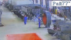 Огромная чушка опрокинулась на китайского рабочего
