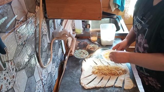 Мясной пирог с сыром из слоёного теста!👍😋 смотреть онлайн