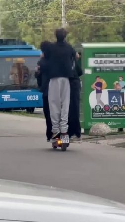 🛴В Химках заметили молодых людей, которые  вчетвером уехали на арендованном электросамокате🛴