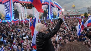 «Я хочу от тебя детей!»: SHAMAN спустился к зрителям во время концерта на Красной площади