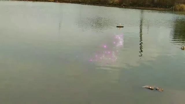 Делать караблик из картона и выпустить в озеро, а вам смотреть онлайн