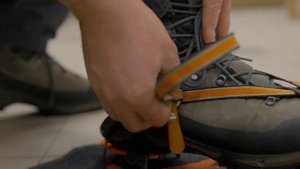 Как надеть альпинистские универсальные  кошки - Travelling.