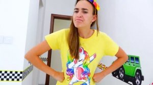 Влад и Никита Игрушки прилипли к маминому лицу   Влад и Никита