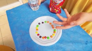 Как сделать радугу из конфет Skittles | Простой эксперимен
