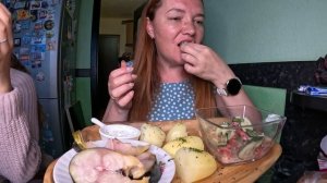 Скумбрия копченая, картошка и салат. Домашняя еда. Мукбанг