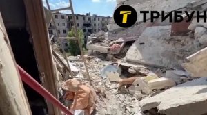 Житель поселка Тошковка Луганской области показывает