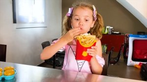 Мистер Макс Макс и Катя делят игрушки для игры с водой