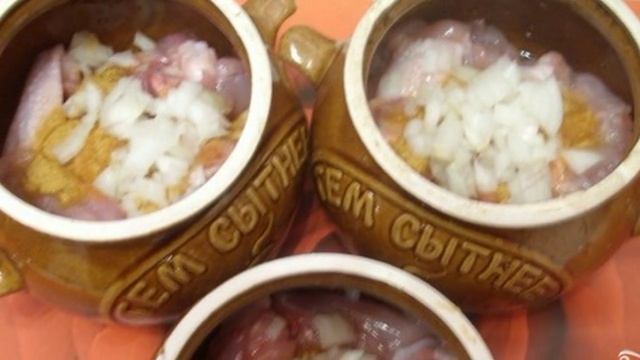 Гречка с курицей в горшочках