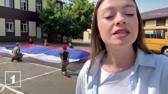 Учащиеся кадетского корпуса имени Захарченко развернули огромный триколор
