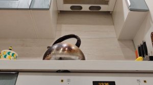 Смотрим вид снизу на деревенский чайник, счастливая и уютная жизнь в деревне