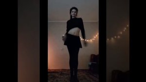 Спонтанный танец под ритмичную музыку