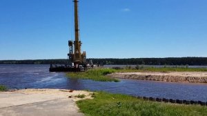 Плавучий кран с челюстным грейфером.