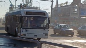 злой водитель троллейбуса показал средний палец