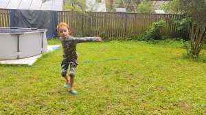 крутой танец потому что с музыкой звук поставил на всю соседей не спят