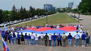 🇷🇺 Три года под одним небом: триколоры на каждой улице Донецка! ДНР отмечает день России