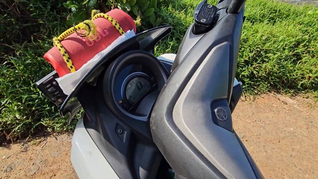 Аренда скутера на Шри-Ланке. Yamaha nmax 160. смотреть онлайн