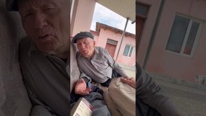 Немного жизни Деда Футбола! Пришел с огорода и тут под?