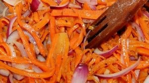 Баранина, тушеная с луком и помидорами