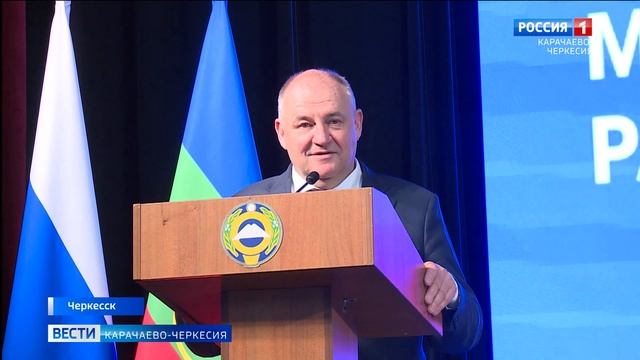 Глава КЧР поздравил и вручил награды и почетные звания работникам отрасли здравоохранения