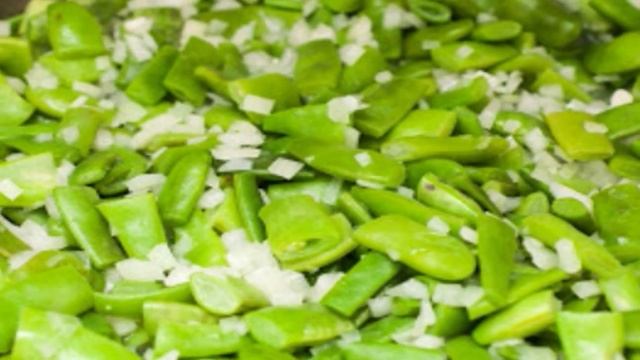 Баранина со стручками фасоли и яйцом