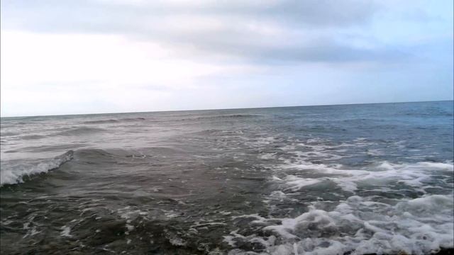 Архипо-Осиповка, 12.06.2025, море немного штормит, волна хорошая.