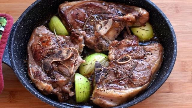 Баранина на сковороде в белом вине с овощами