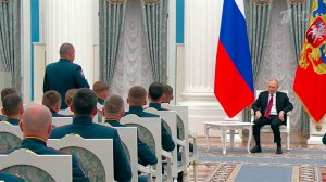 О служении Отечеству и подвигах на фронте: В.Путин встретился с участниками программы "Время героев"