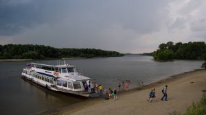 Теплоход Москва-175. Прибытие и отправление от Бобровки в грозу.