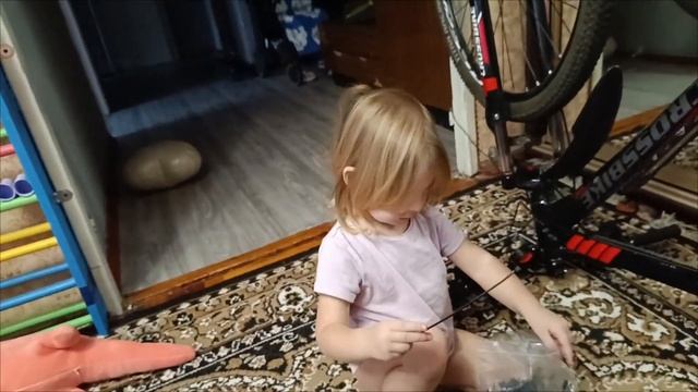 Мия помогает папе ремонтировать велосипед смотреть онлайн