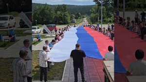 Флешмоб по поднятию 36-ти метрового флага России.