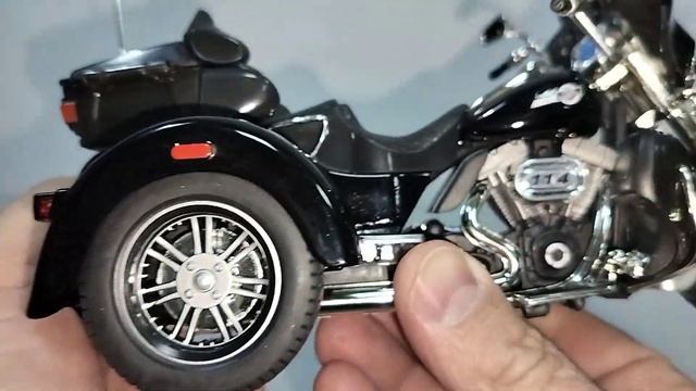 Harley-Davidson Tri Glide Ultra модель мотоцикла 1:14 металл звук свет смотреть онлайн