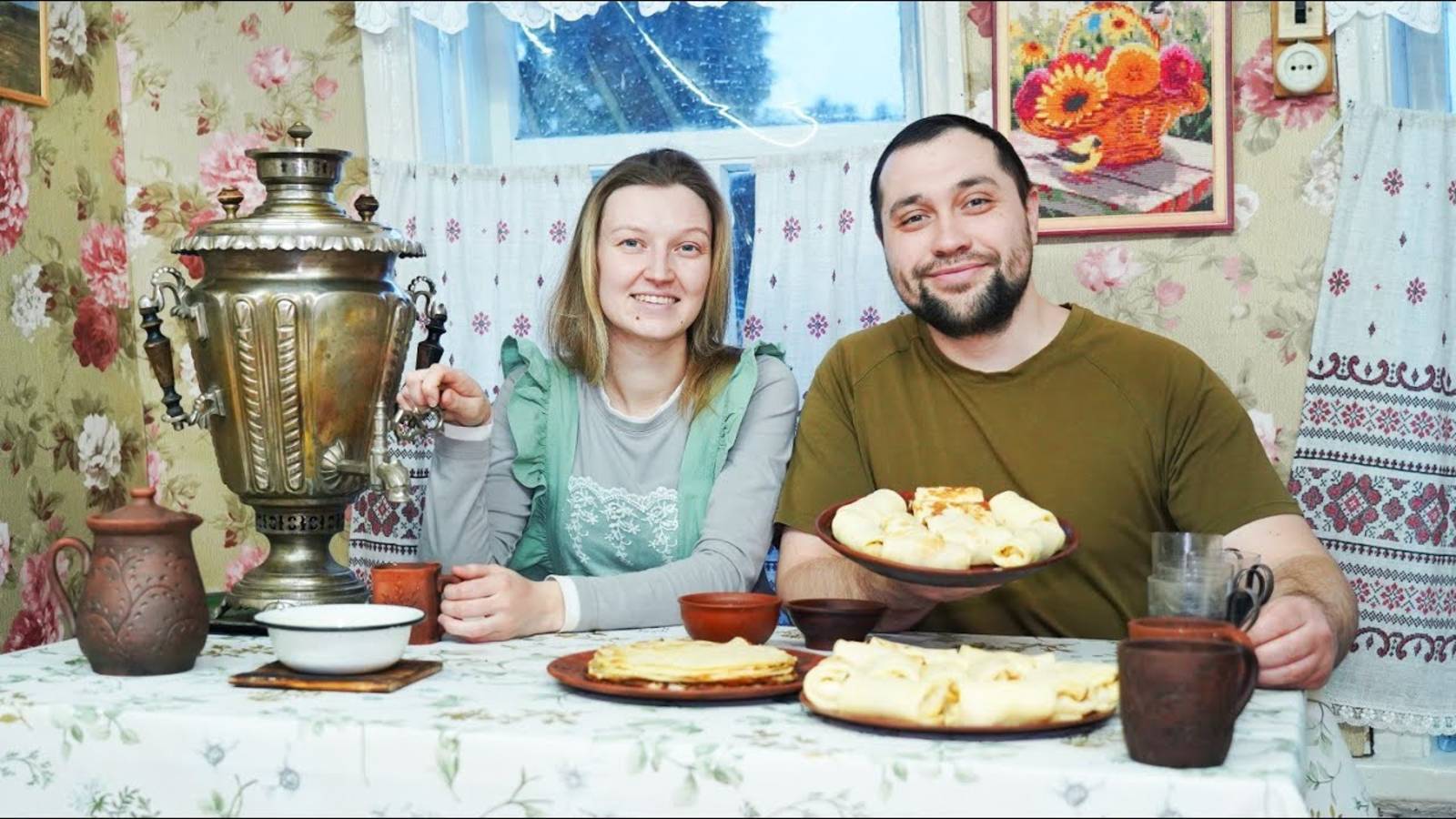 КАК ПРОВОЖАЮТ ЗИМУ В ДЕРЕВНЕ？ ПОЛНЫЙ ДОМ ГОСТЕЙ И БЛИНЫ ИЗ ПЕЧИ ｜ ПИЛЮ ДРОВА ｜ ТОПЛЮ САМОВАР К СТОЛУ