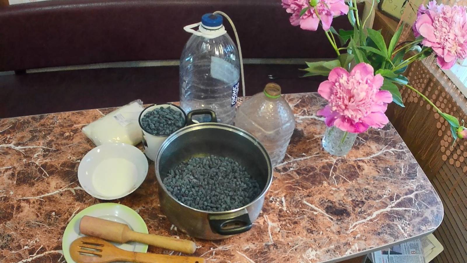 Вино из жимолости в домашних условиях. Простой рецепт вкусного домашнего вина в пятилитровке.