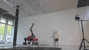 Учёные создали роботизированного пса, играющего в бадминтон как любитель.