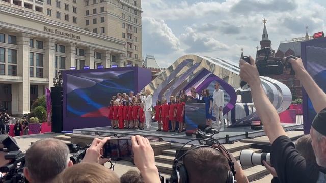 С ДНЁМ РОССИИ...С ПРАЗДНИКОМ поздравляю всех желаю мирного неба над головой.