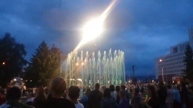 танцующий фонтан  в Красноярске на 1 сентября